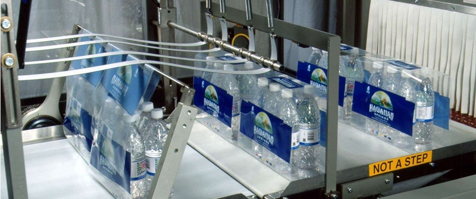 maquina de colocação de plástico em embalagens de garrafas de água