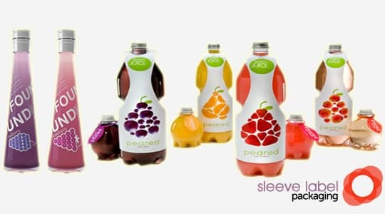 duas garrafas de vidro com mangas termo retráteis rosa e roxo e quatro garrafas de plástico com mangas termo retráteis brancas com desenho das frutas
